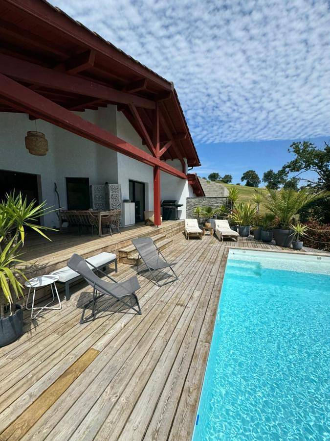 Appartement de vacances pour 9 personnes, avec piscine et jardin