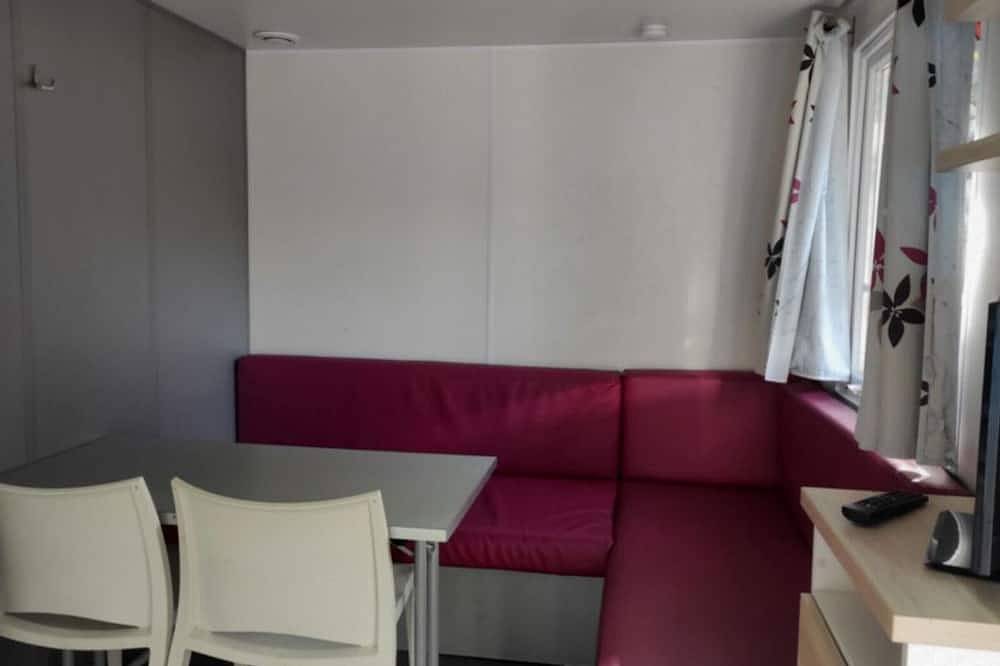 Comfortable mobile home with terrace in Espelette in Espelette, Bayonne region