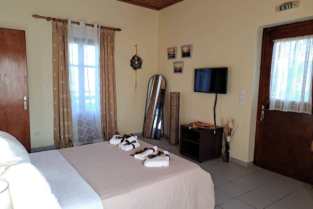 Geheel appartement, Eerste verdieping appartement met mooie berg en uitzicht op zee in de buurt van de zee in Stoupa, Messenia