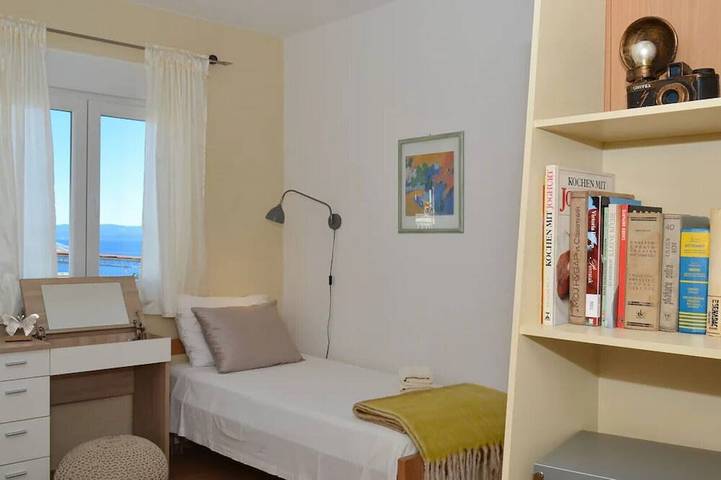 Ganze Wohnung, Wunderschöne ruhige Strandlage 5 km vom Trogir, Schwimmbad, Meerblick in Okrug Gornji, Ciovo