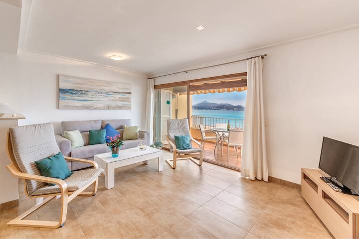 Entire apartment, Apartment "Buganvilia Sea" Directly on the Beach with Sea View, Balcony & Air Conditioning in Playa de Alcúdia, Alcúdia