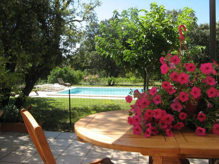 Location de vacances pour 6 personnes, avec vue ainsi que piscine et jardin à Villevieille - 2