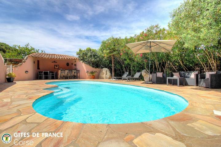 Gîte pour 6 personnes, avec Terrasse et Jardin ainsi que Piscine et Vue à Porto-Vecchio