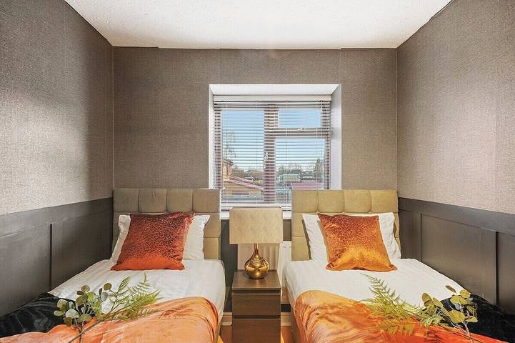 Platinum Hayes - Stylish 3 Bed House in Greenhithe in Stone (Dartford), Dartford