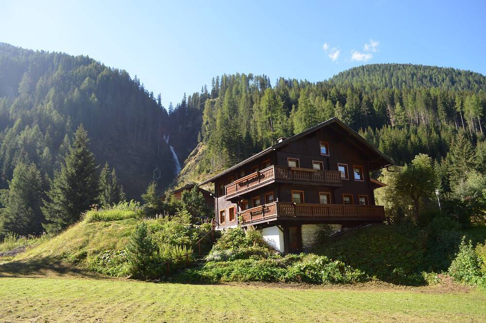 Romantisches Bergchalet in idyllischer Lage hinter dem Wasserfall in St Jakob in Villgratner Berge, Sankt Jakob in Defereggen
