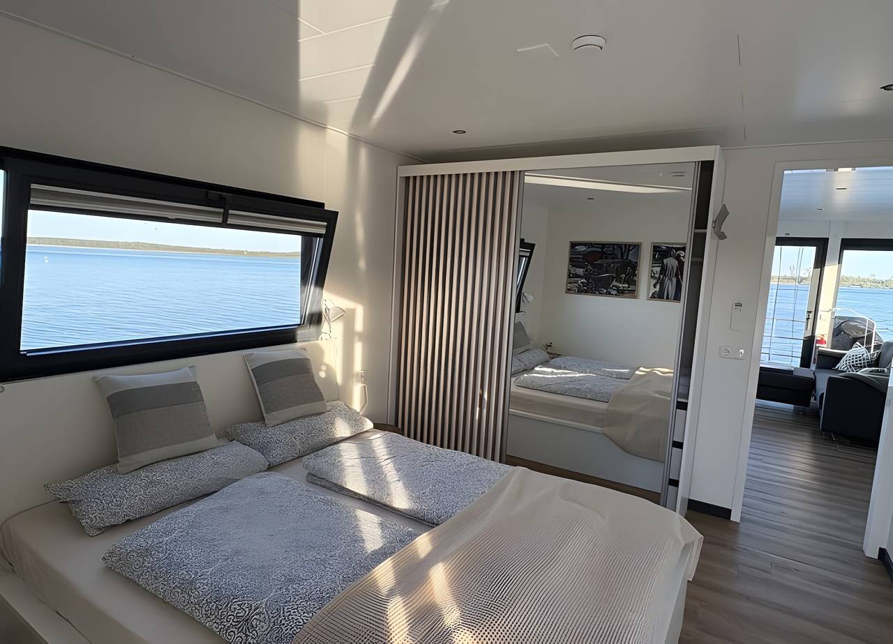 Hausboot 'Püttelkow' mit Seeblick, privater Terrasse und Wlan in Röbel, Müritz