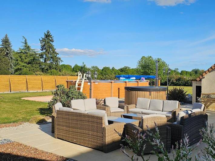 Location de vacances pour 12 personnes, avec terrasse ainsi que jardin et piscine à Changé