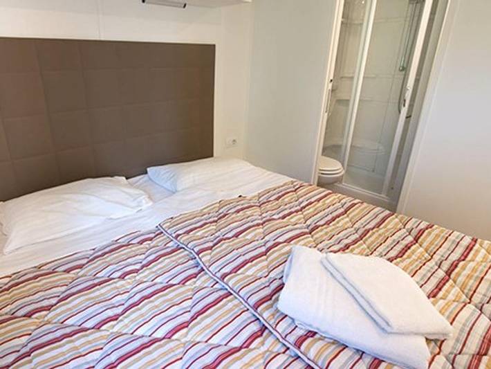 Camping Le Chêne Gris - Mobilheim 6 personen - Comfort | 3 Schlafz. | 6 Pers. | Erhöhte, nicht überdachte Terrasse | Clim in Faremoutiers, Seine-et-Marne