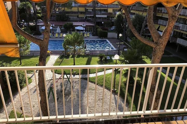 Apartamento de vacaciones para 7 personas, con balcón además de jardín y piscina - 1