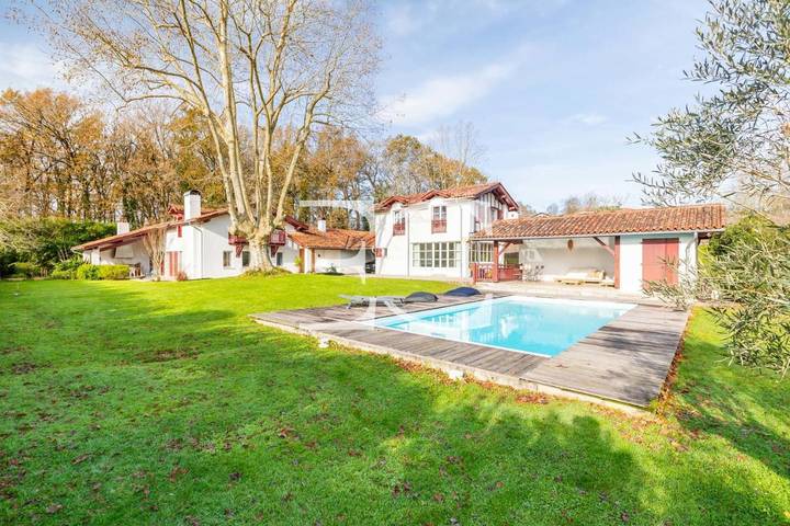 Chalet para 10 personas, con piscina además de terraza y jardín - 1