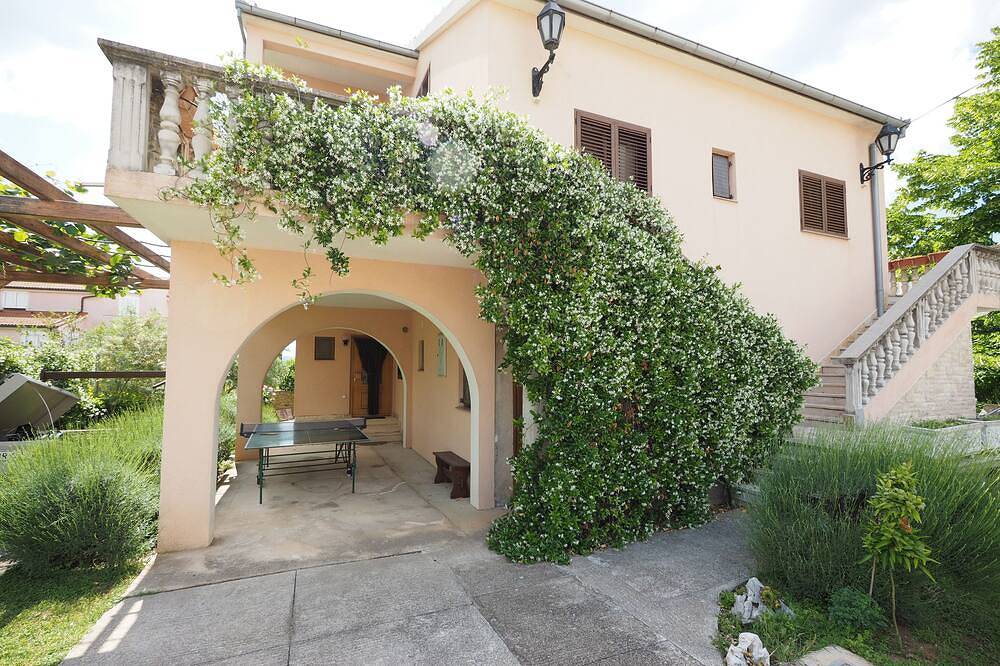 Entire apartment, 300m to the beach, quiet, large garden in Biograd na Moru, Zadar