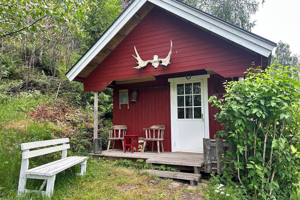 Peaceful, Off-Grid Cabin by the River- No Power, No Water- Just Tranquility in Modum