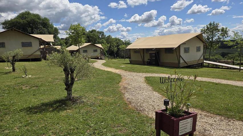 Gîte pour 5 personnes, avec Terrasse et Jardin ainsi que Piscine et Vue à Saint-Germain-et-Mons - 4