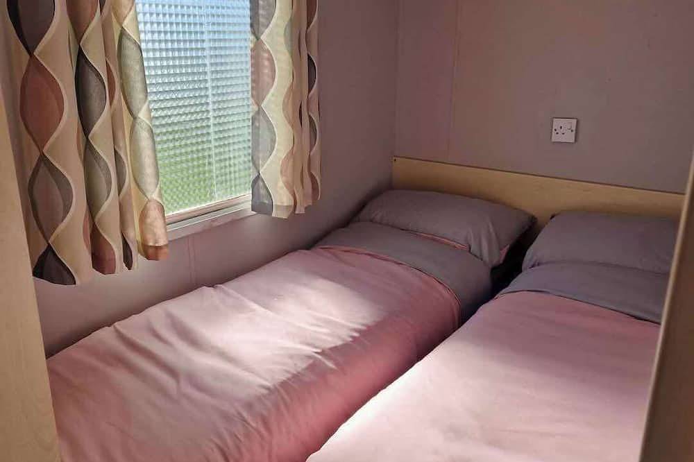 Cabin Sleeps 6 with Wifi in Chapel St. Leonards, Lincolnshire
