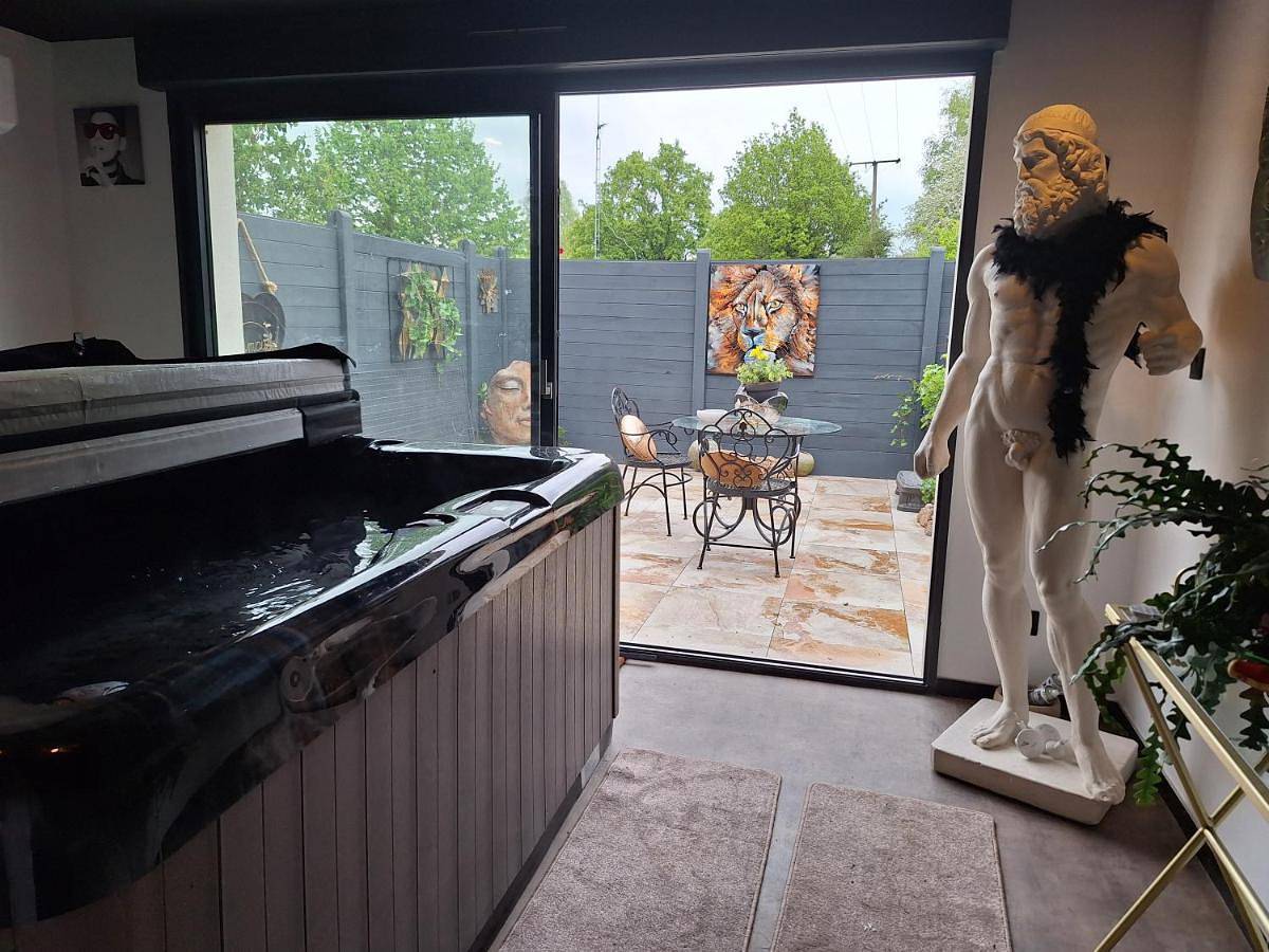Suite with Hot Tub in Arques, Région de Saint-Omer