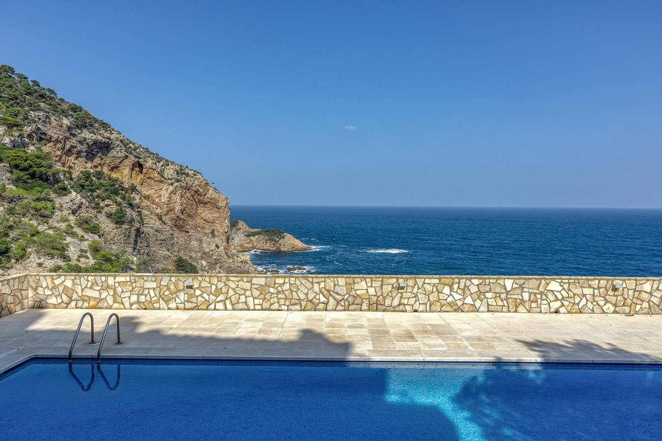 Monolocale intero, Icaros 4, monolocale nel sito più bello di Begur su una scogliera sopra il mare in sa Tuna, Begur