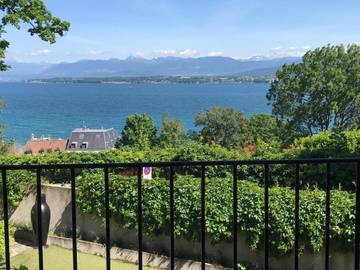 Gîte pour 2 personnes, avec vue sur le lac ainsi que terrasse et vue à Nyon