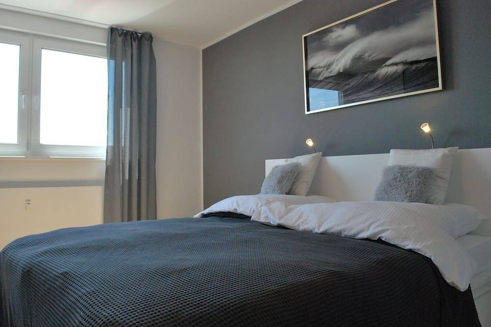 Entire apartment, Skyline apartment with pool 2-6 guests with Netflix in Kronberg, Hochtaunuskreis