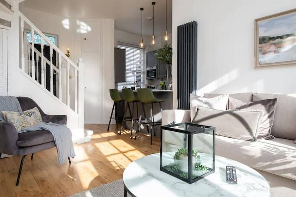 Log Cabin for 4 People in Brighton, Sussex