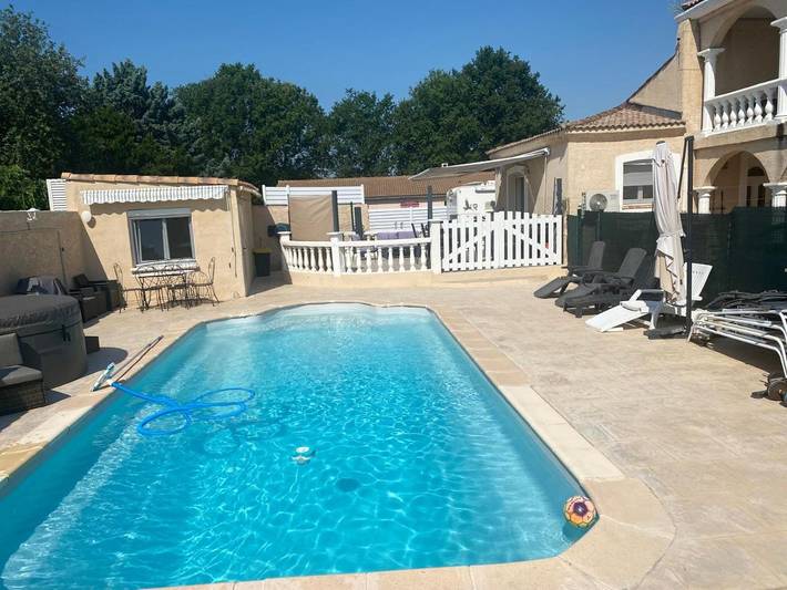 Location de vacances pour 12 personnes, avec Terrasse et Jardin ainsi que Piscine et Vue à Canaules-et-Argentières