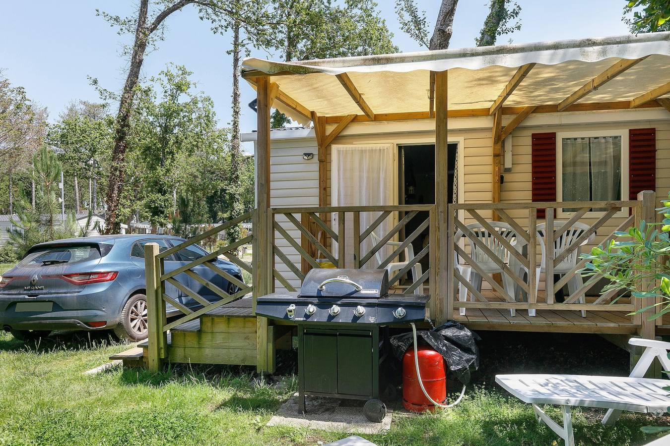 Mobil Home 'Mobil Home Piriac Détente Boisée' con terraza privada y jardín privado in Piriac-sur-Mer, Côte de Jade