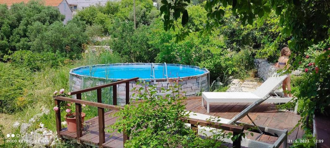 Appartement de vacances pour 5 personnes, avec piscine et bassin pour enfant ainsi que jacuzzi et jardin