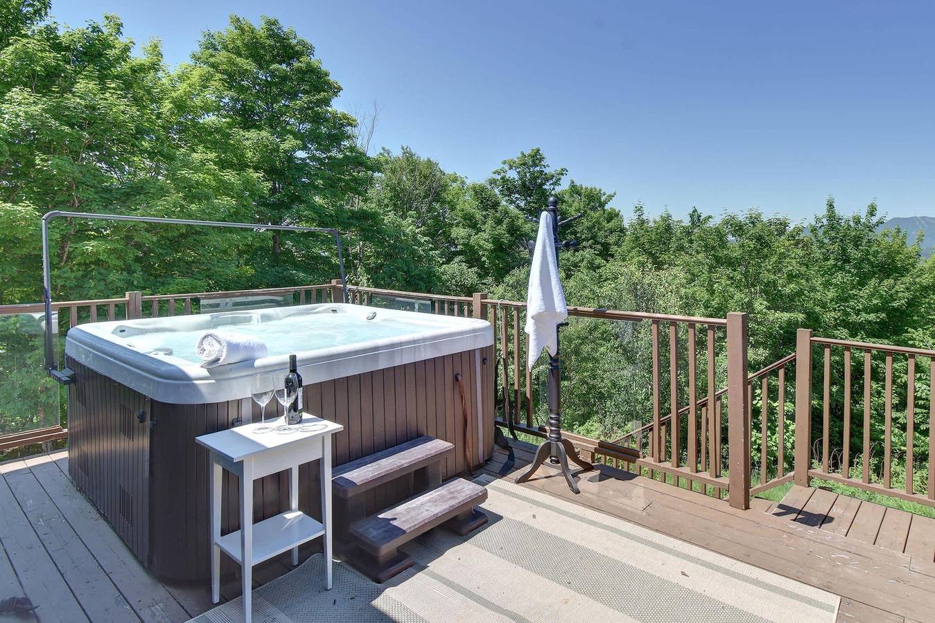 Live like the King of the Hill Citq 296180 in Lac-Supérieur, Quebec