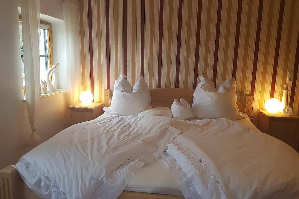 Ganze Wohnung, Geräumige 100qm Ferienwohnung für bis zu 3 Personen mit gemütlichem Kaminofen im Wohnzimmer und komfortabler Ausstattung in Bad Kötzting, Ostbayern