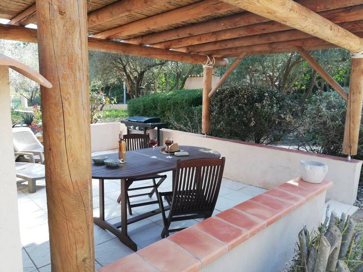 Gîte pour 2 personnes, avec jardin ainsi que piscine et terrasse à Lorgues - 4