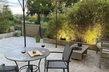 Gîte pour 3 personnes, avec terrasse et jardin à Velleron