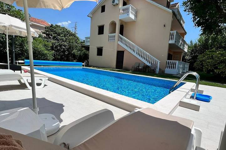Dom wakacyjny dla 4 osób, z ogród i balkon oraz basen, zwierzęta dozwolone w Herceg Novi