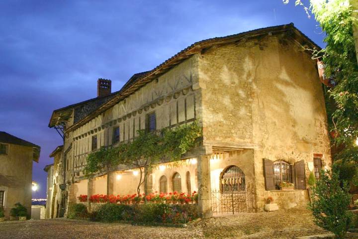 Hôtel pour 2 personnes, avec jardin ainsi que vue et terrasse à Pérouges - 3