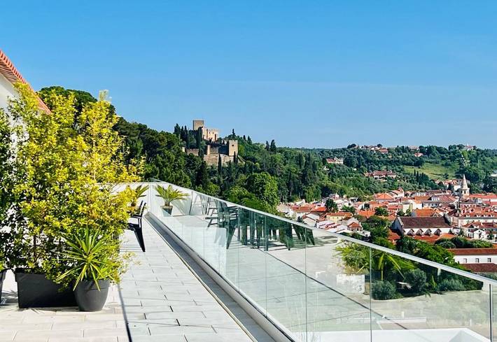 Apartamento para 4 personas, con vistas además de piscina y jardín, Se admiten mascotas en Tomar