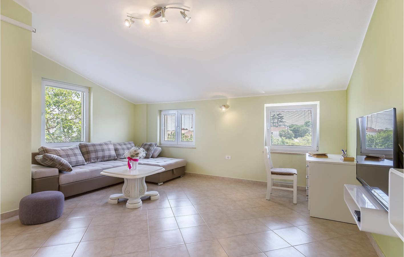 Ganze Ferienwohnung, Gemütliche 2-Zimmer-Wohnung mit Terrasse, in der Nähe des Stadtzentrums von Muntic in Muntic, Südküste Istrien