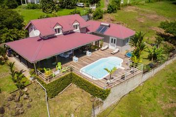 Villa pour 4 personnes, avec piscine ainsi que terrasse et jardin en Martinique
