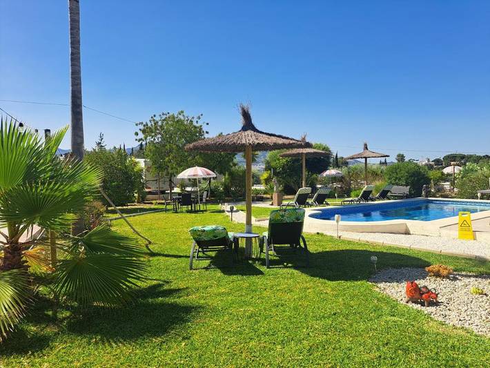 Alojamiento y desayuno para 2 personas, con Terraza y Jardín además de Piscina y Vistas en Alhaurín el Grande