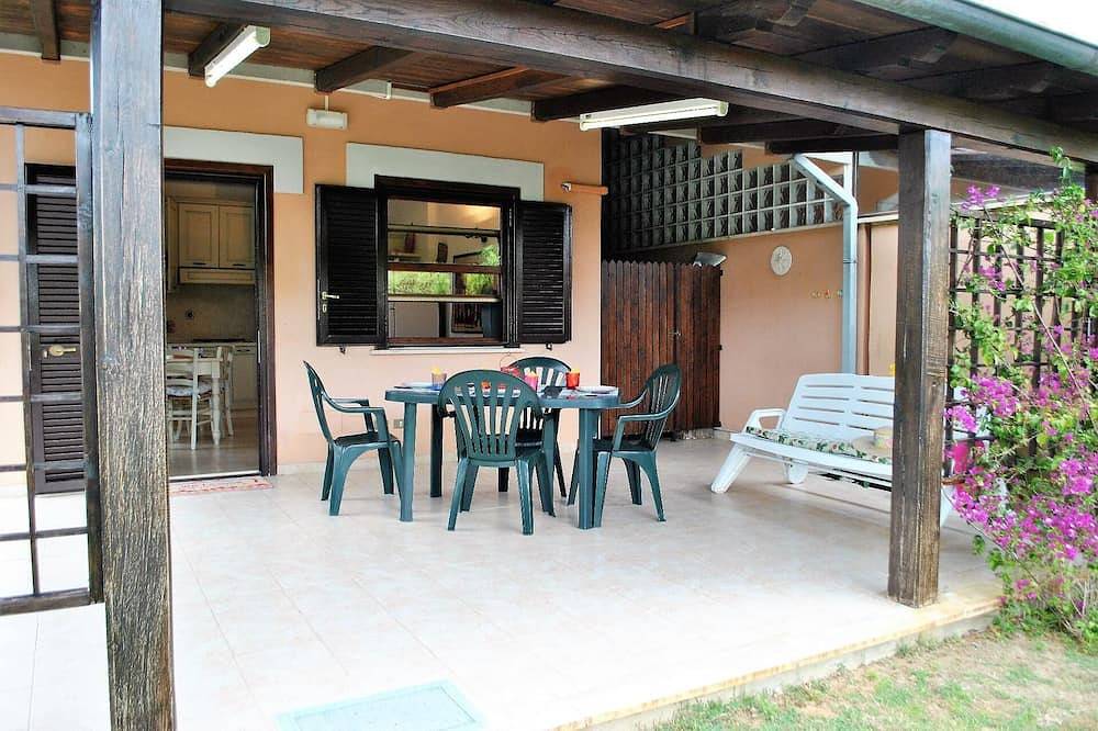 Charming house in Fondi with covered patio in Fondi, Agro Pontino