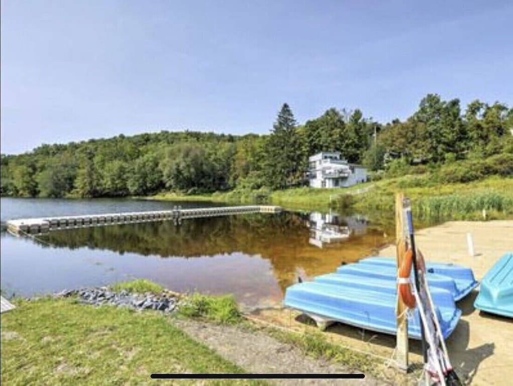 Beautiful Bi-level. Game room with pool table, 5 Uhdtvs, Wifi. Central heat/air. in Bushkill, Pike County