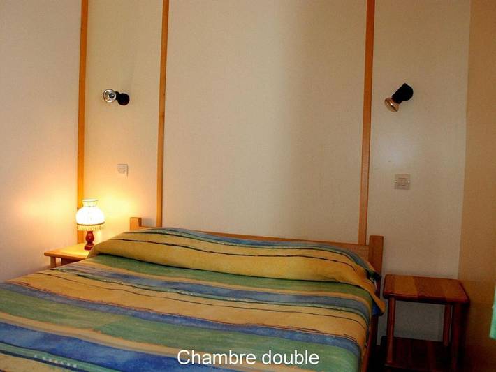 Chalet 'Hibiscus Pour 6 Prix Weekend' avec vue sur montagne, piscine partagée et Wi-Fi in Blavignac, Région de Mende