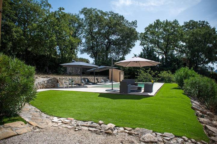 Villa pour 6 personnes, avec terrasse ainsi que vue et piscine, animaux acceptés à Le Castellet - 4