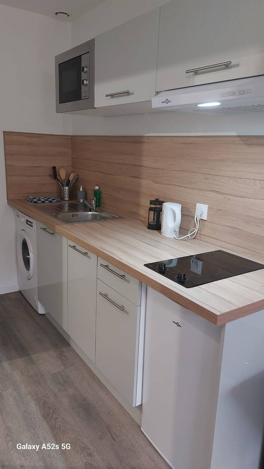 Studio entier, Studio 5 moderne avec Wifi et stationnement in Saint-Étienne-du-Rouvray, Région de Rouen