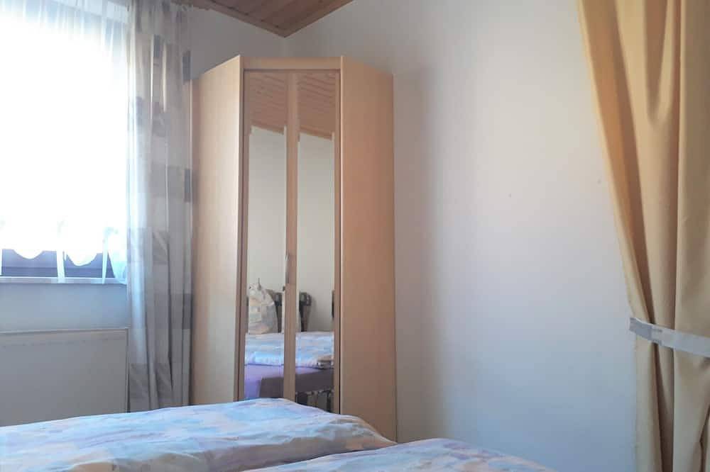 Ganze Wohnung, Komfortable 80qm Ferienwohnung mit großem überdachtem Balkon, voll ausgestattete Küche in Steinwiesen, Frankenwald