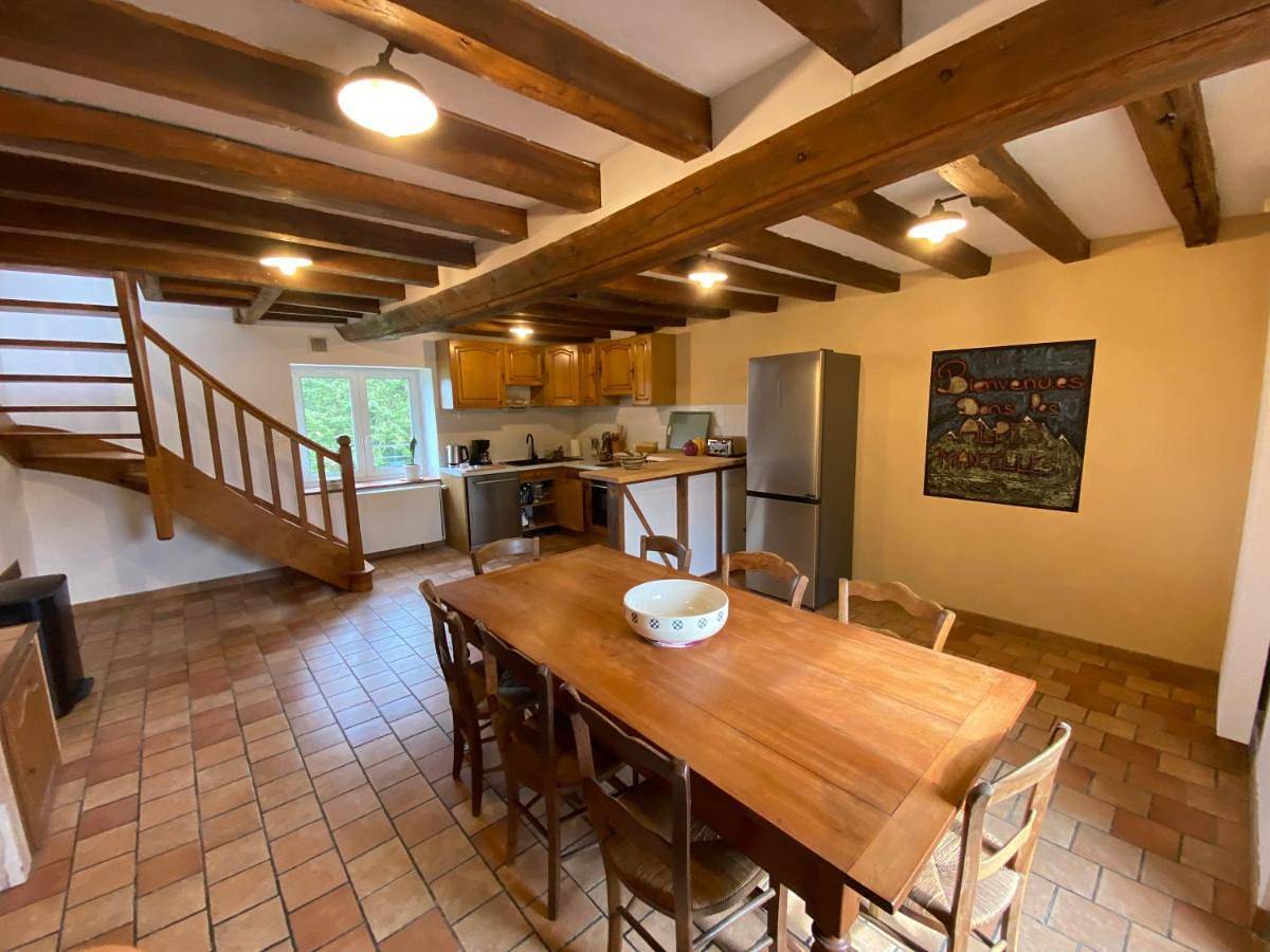 Four-Bedroom House in Moulins-le-Carbonnel, Parc naturel régional Normandie-Maine