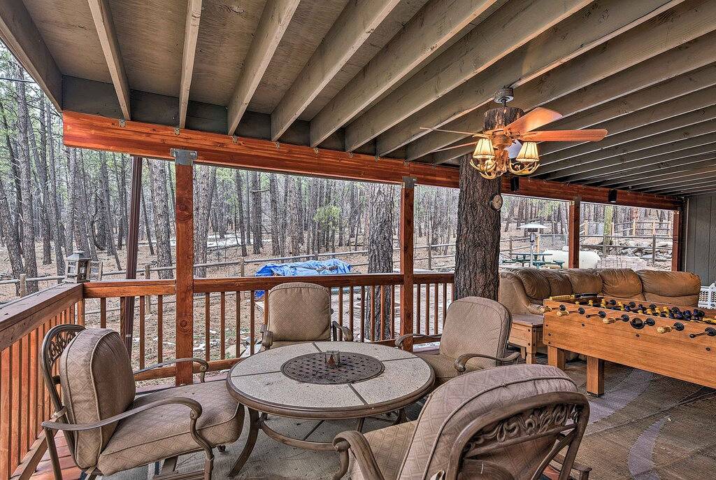 Neu! Munds Park Cabin mit möbliertem Deck & Feuerstelle! in Munds Park, Oak Creek Canyon