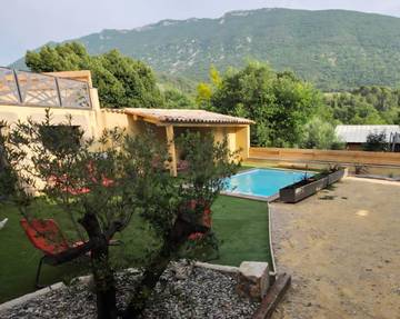 Location de vacances pour 10 personnes, avec jardin ainsi que vue et piscine à Pierrelongue