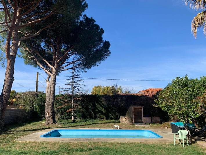 Cottage pour 7 personnes, avec terrasse et jardin ainsi que vue et piscine, animaux acceptés à Villemolaque