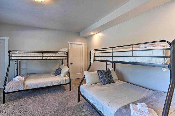 Vacation rental for 17 people, with yard and balcony, with pets in Grand Junction