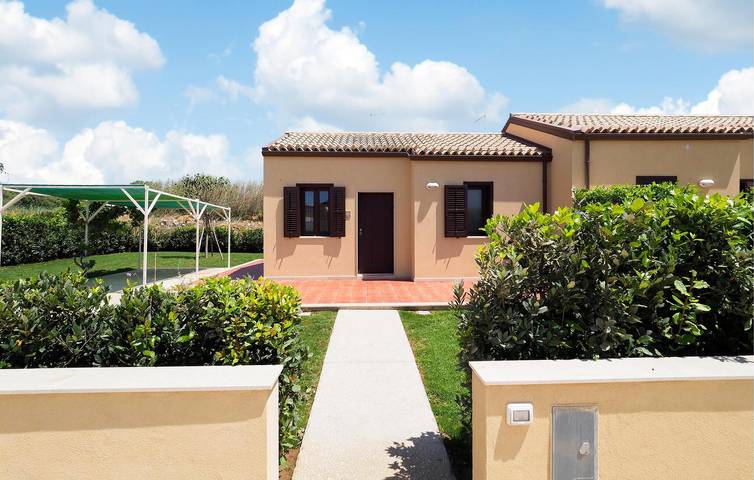 Acogedor Apartamento con AC, Estacionamiento, Terraza y WiFi - Cerca de la Playa Maganuco in Marina di Modica, Módica