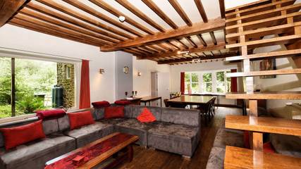 Location de vacances pour 17 personnes, avec terrasse et jardin à Rendeux