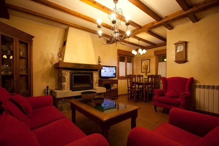 Casa rural para 6 personas, con Balcón y Terraza además de Jardín y Vistas en Hoyos del Espino - 4